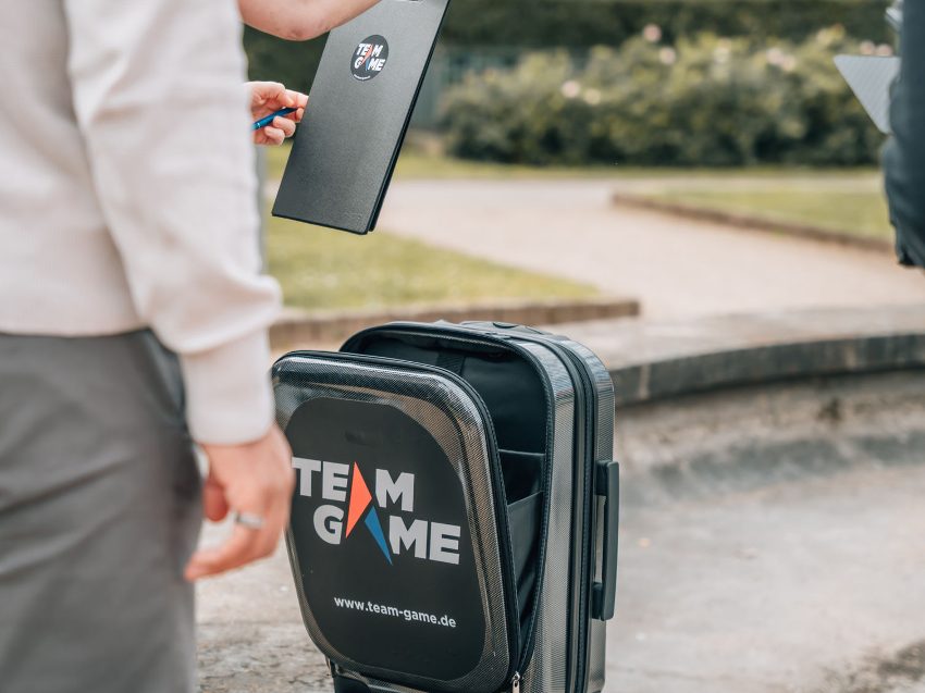 Im Spiele-Koffer ist alles, was ihr für Eure Tour braucht: Spielplan, Instruktionen und Spiel-Equipment.