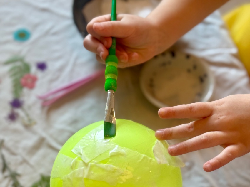 Der Luftballon wird eingekleistert
