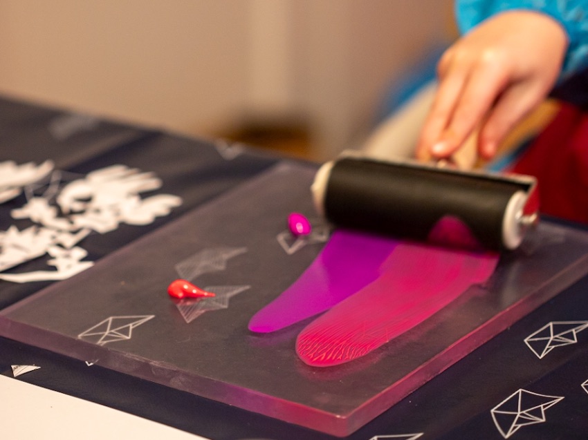 Erst die Farbe ausrollen