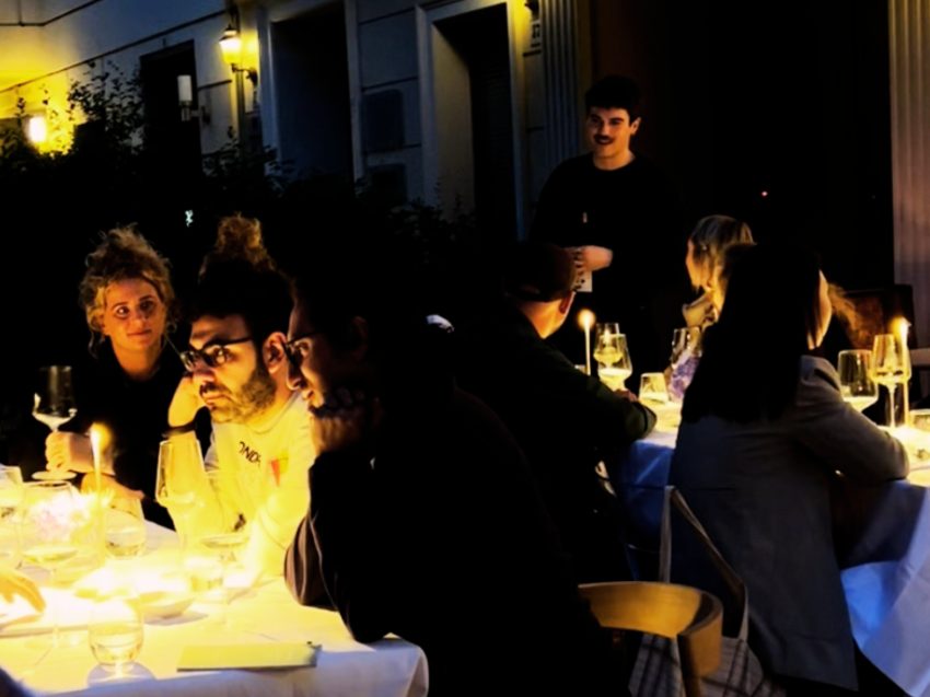 Menschen sitzen an einem Tisch und reden miteinander