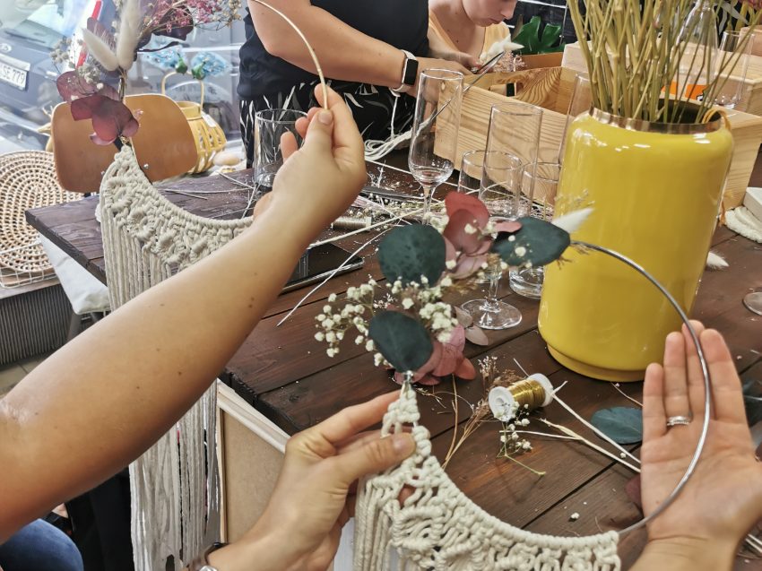 Ringe mit Makramee und Trockenblumen von Kursteilnehmerinnen