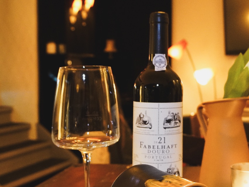 Weinglas und Weinflasche