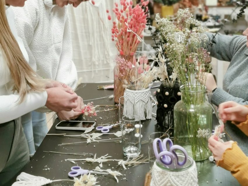 Teilnehmerinnen beim befestigen der Trockenblumen