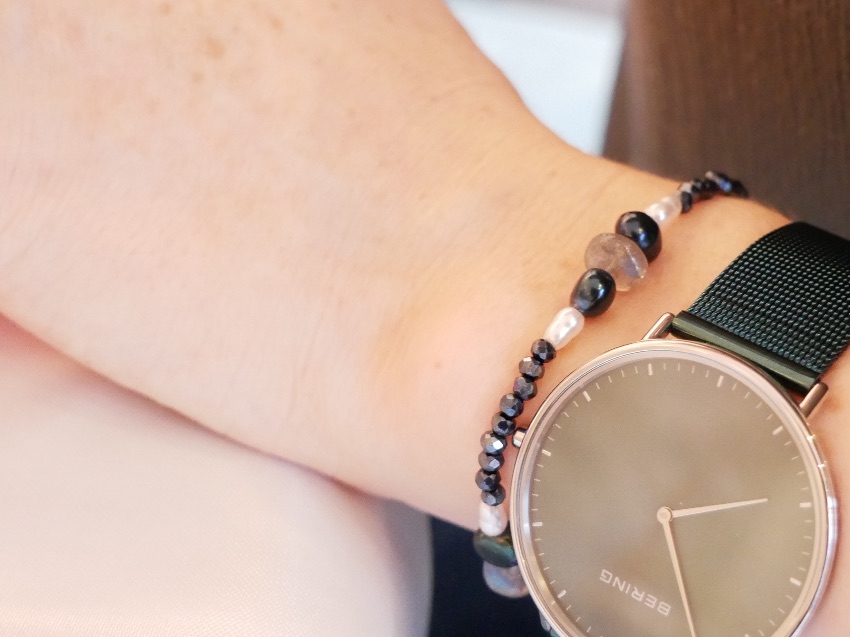 Fertiges Armband aus Süßwasserperlen und Kristallen