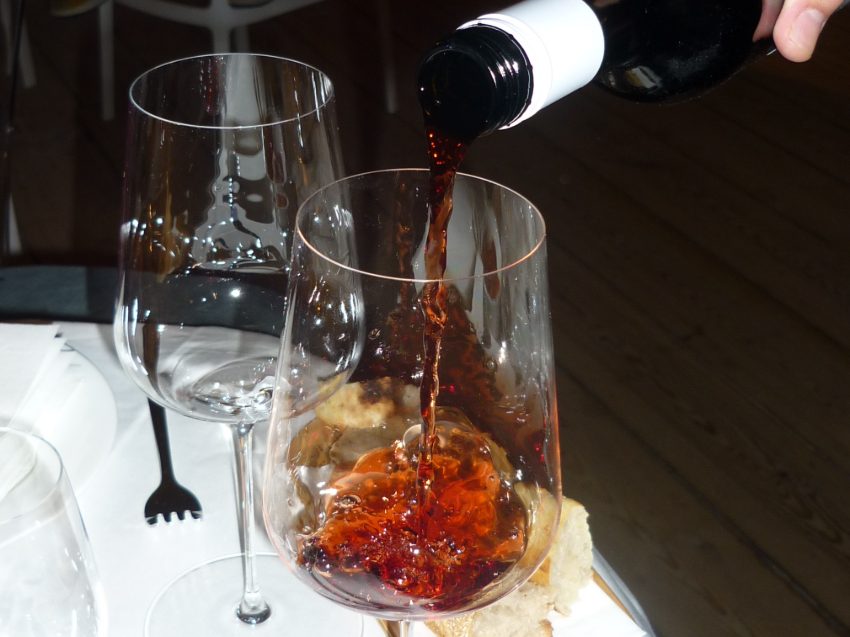 Ritwein wird in ein Glas gegossen