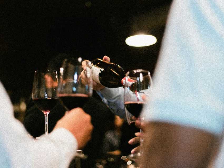 Hintergrundwissen & Geschichten: Erfahre spannende Details zu den Weinen, ihren Regionen und den Traditionen des italienischen Weinbaus – präsentiert in entspannter Atmosphäre