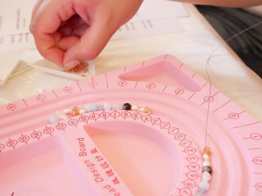 Kristallperlen auffädeln