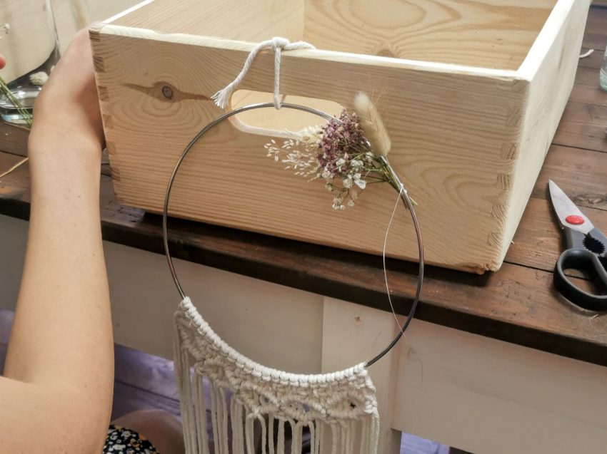 Teilnehmerin beim anbringen von Trockenblumen