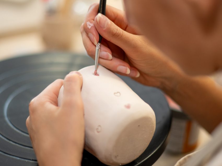 Bemalen der geschrühten Keramik