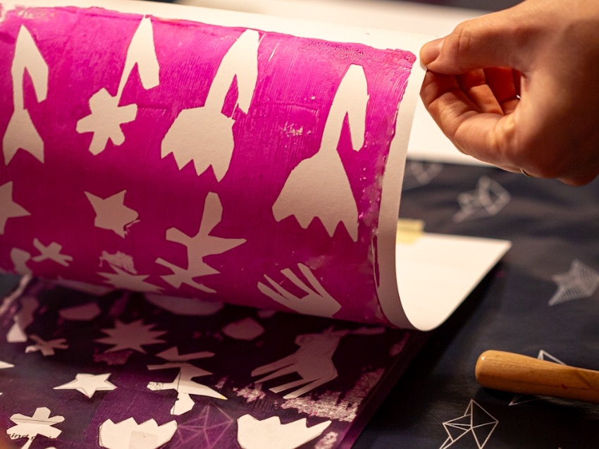 Sich über das bunte Bild freuen