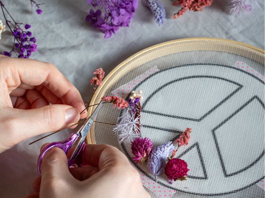 DIY Kurs nahe Lübeck - Trockenblumen im Stickrahmen