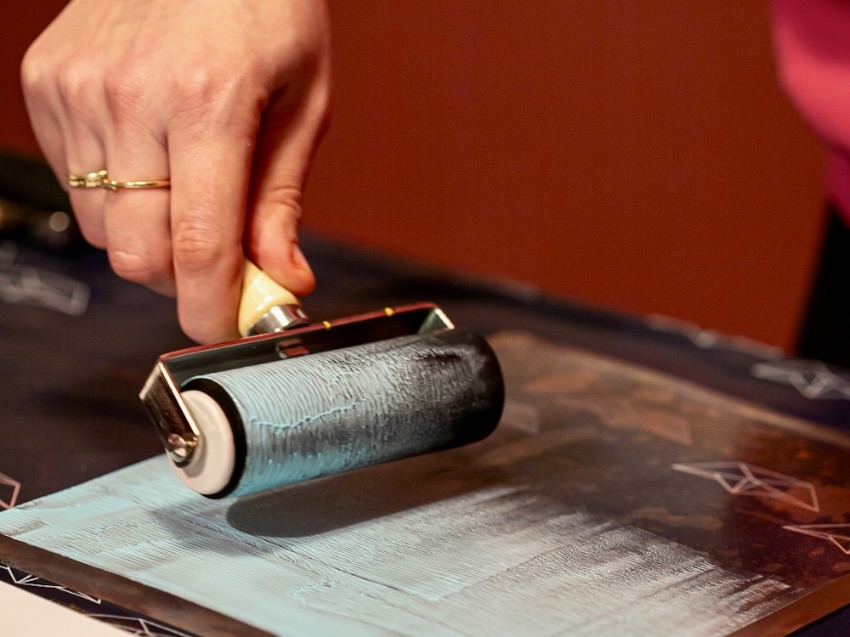 Erst wird die Farbe ausgerollt